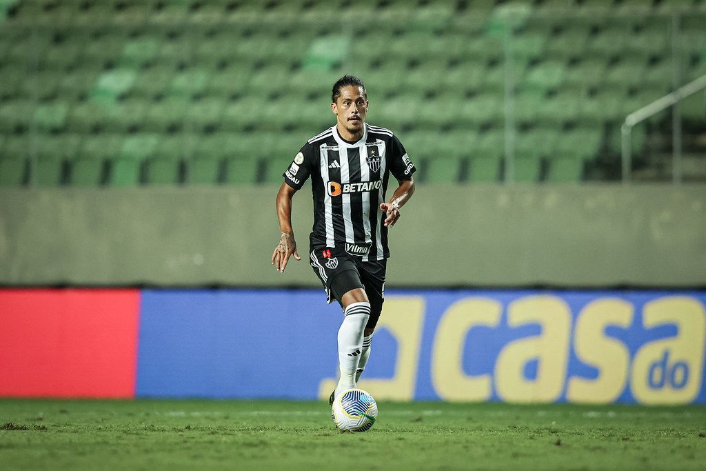 Após ficar fora dos planos, defensor volta a ser titular do Atlético