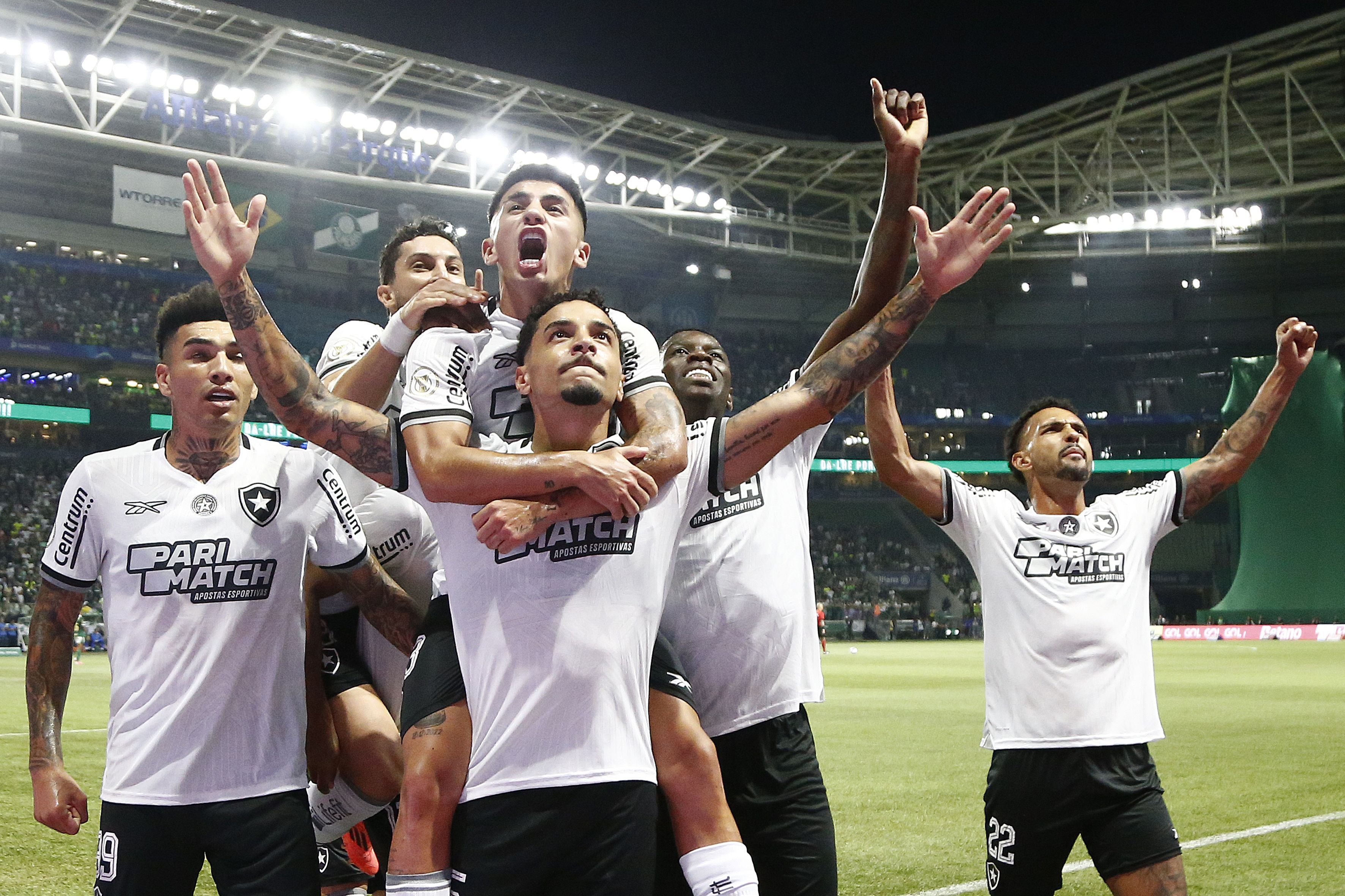 Torcedores do Palmeiras xingam Abel, e alvinegros provocam em vitória do Botafogo: 'Torcida de teatro'