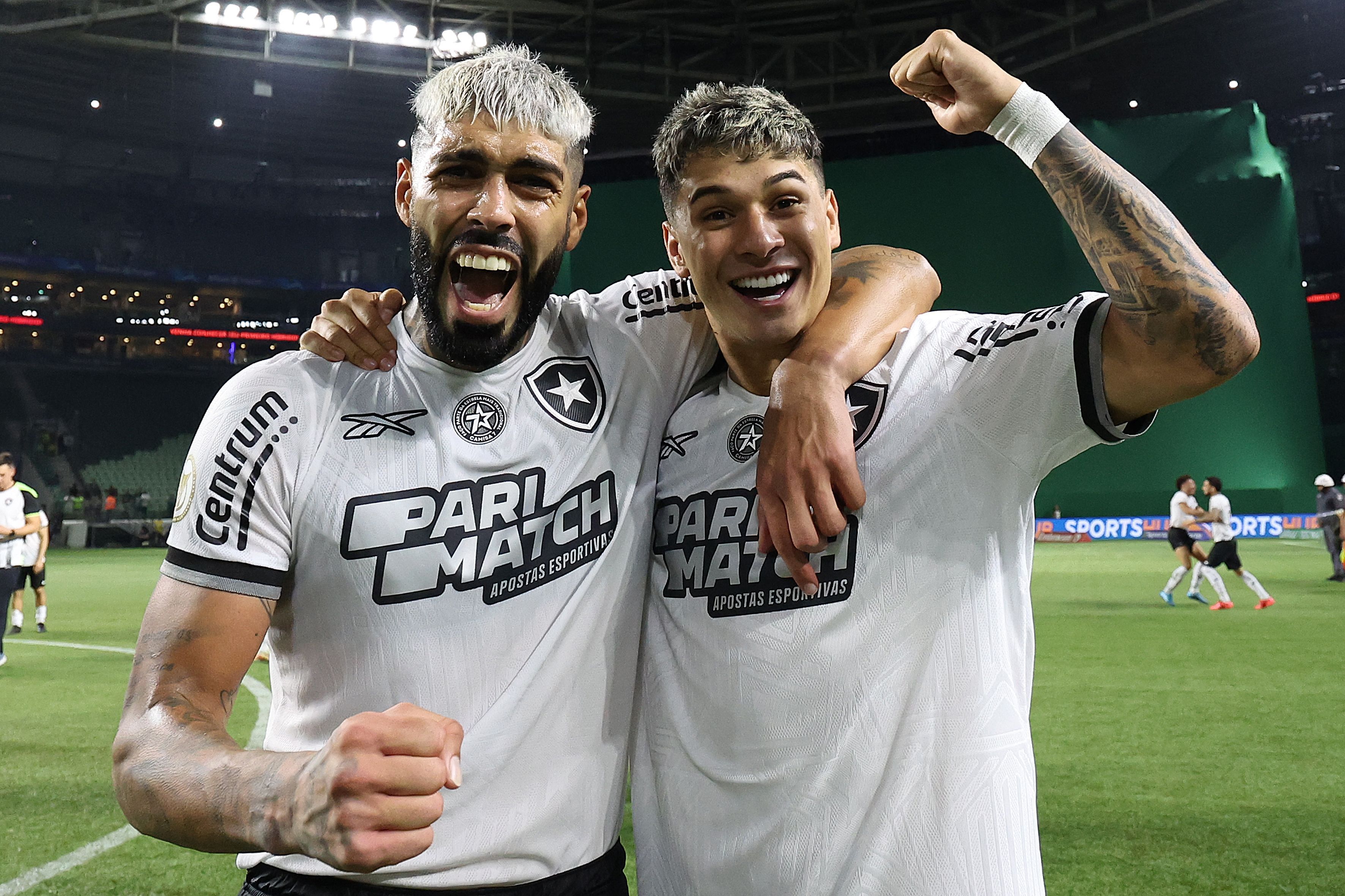 Com 70 familiares presentes, zagueiro do Botafogo pode conquistar Libertadores 'em casa'