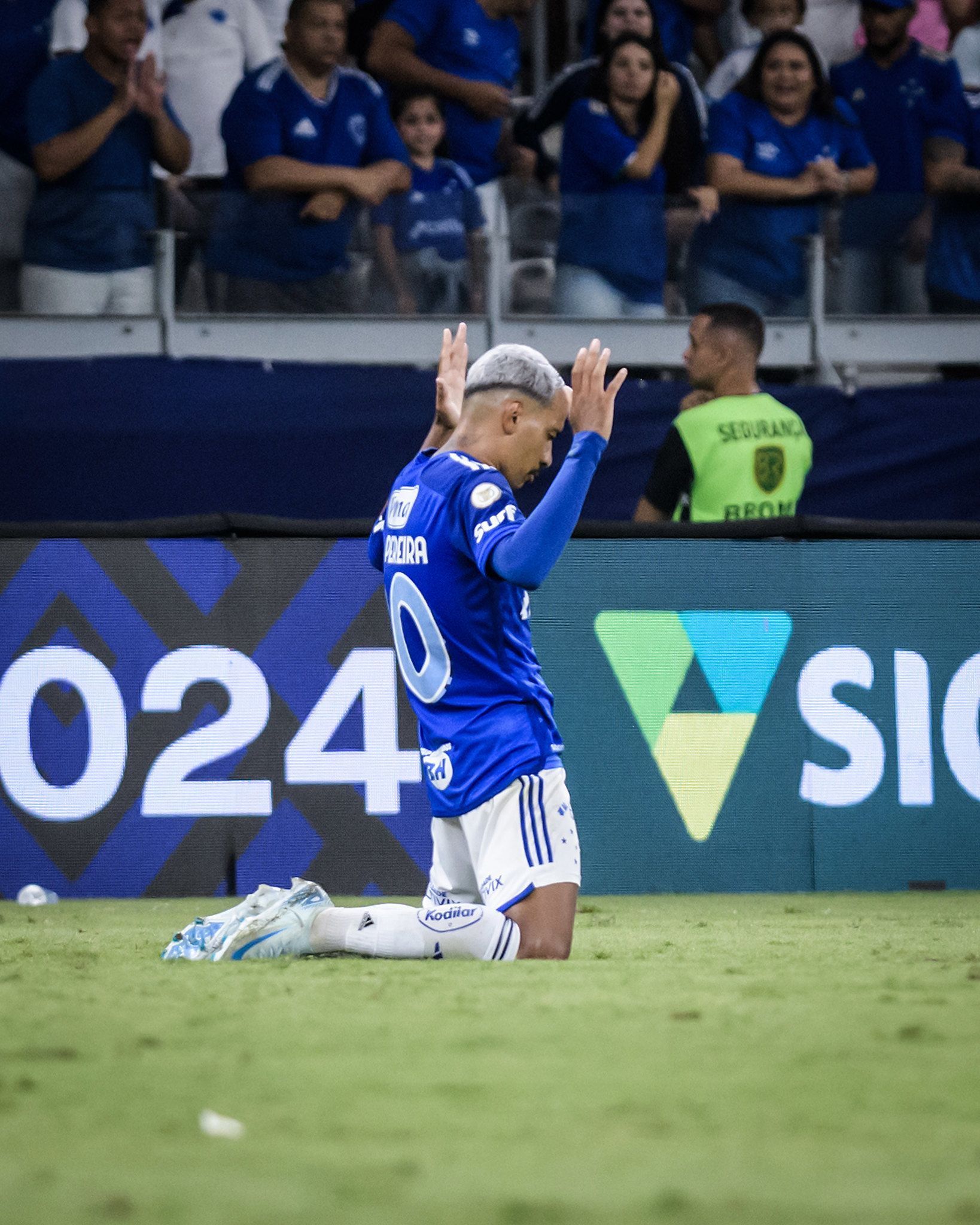 Veja o golaço de Matheus Pereira, do Cruzeiro, sobre o Grêmio pelo Brasileiro