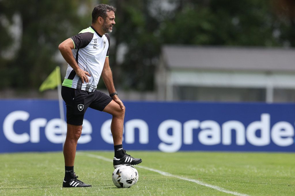 Escalação do Botafogo: Artur Jorge pode ter novidade para enfrentar o Atlético