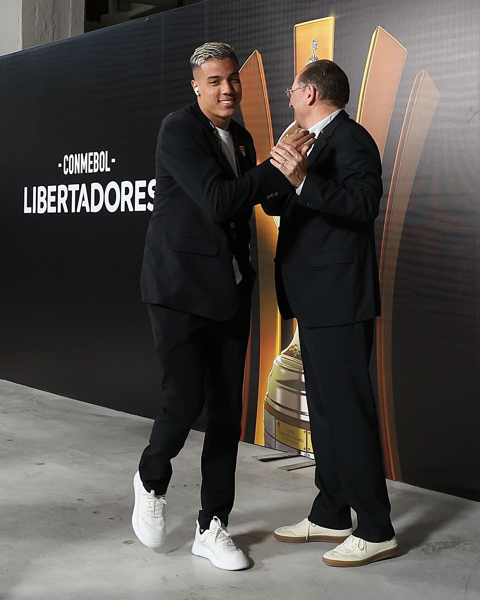 Textor recepcionou jogadores do Botafogo no Monumental para final da Libertadores; veja