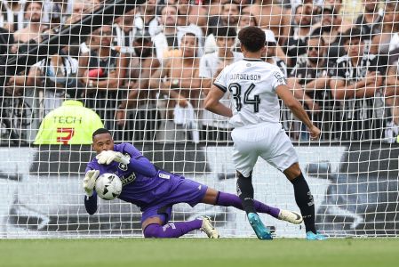 Luiz Henrique e depois Alex Telles, de pênalti, abriram vantagem de 2 a 0 para o Botafogo