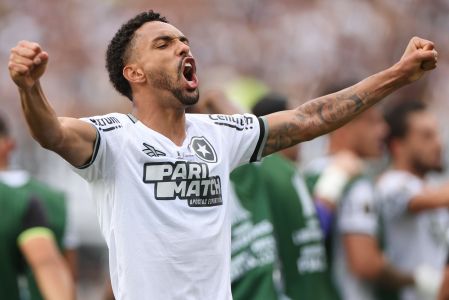 Luiz Henrique e depois Alex Telles, de pênalti, abriram vantagem de 2 a 0 para o Botafogo