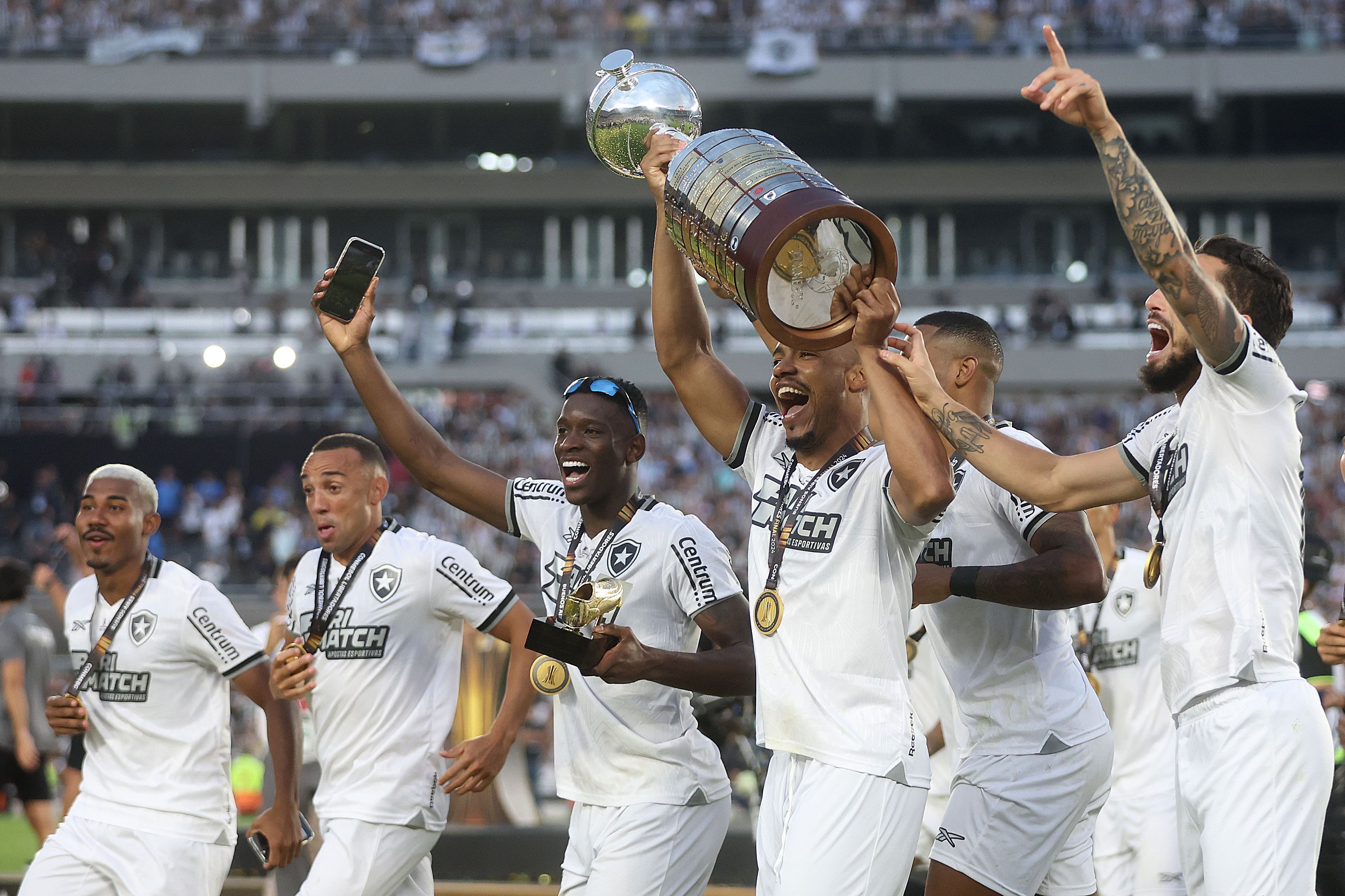 Bancado por Textor, Marlon Freitas dá a volta por cima como capitão do título da Libertadores