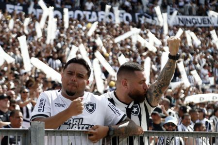 Torcida do Botafogo compareceu em maior número e deu show no Monumental
