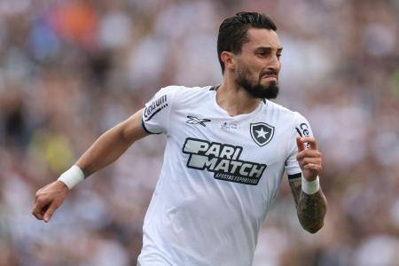 Luiz Henrique e depois Alex Telles, de pênalti, abriram vantagem de 2 a 0 para o Botafogo