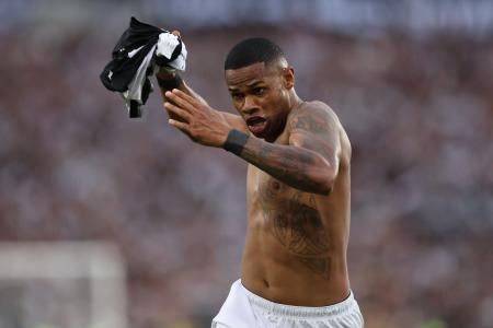 Júnior Santos, como jogador do Botafogo, vibra com gol sobre o Atlético na final da Libertadores de 2024