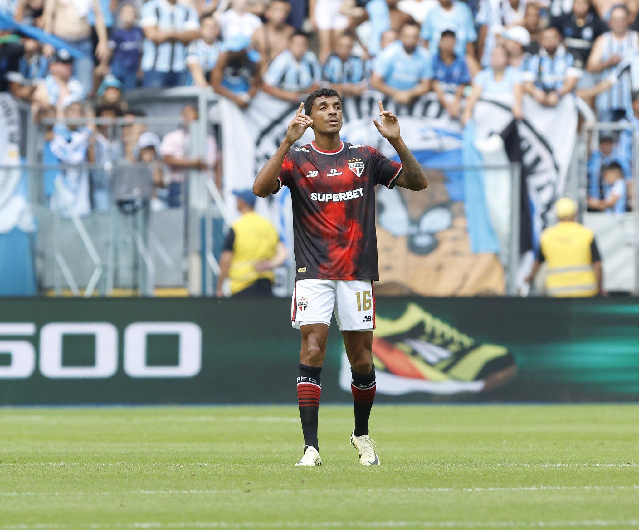 São Paulo e Luiz Gustavo avançam por renovação de contrato