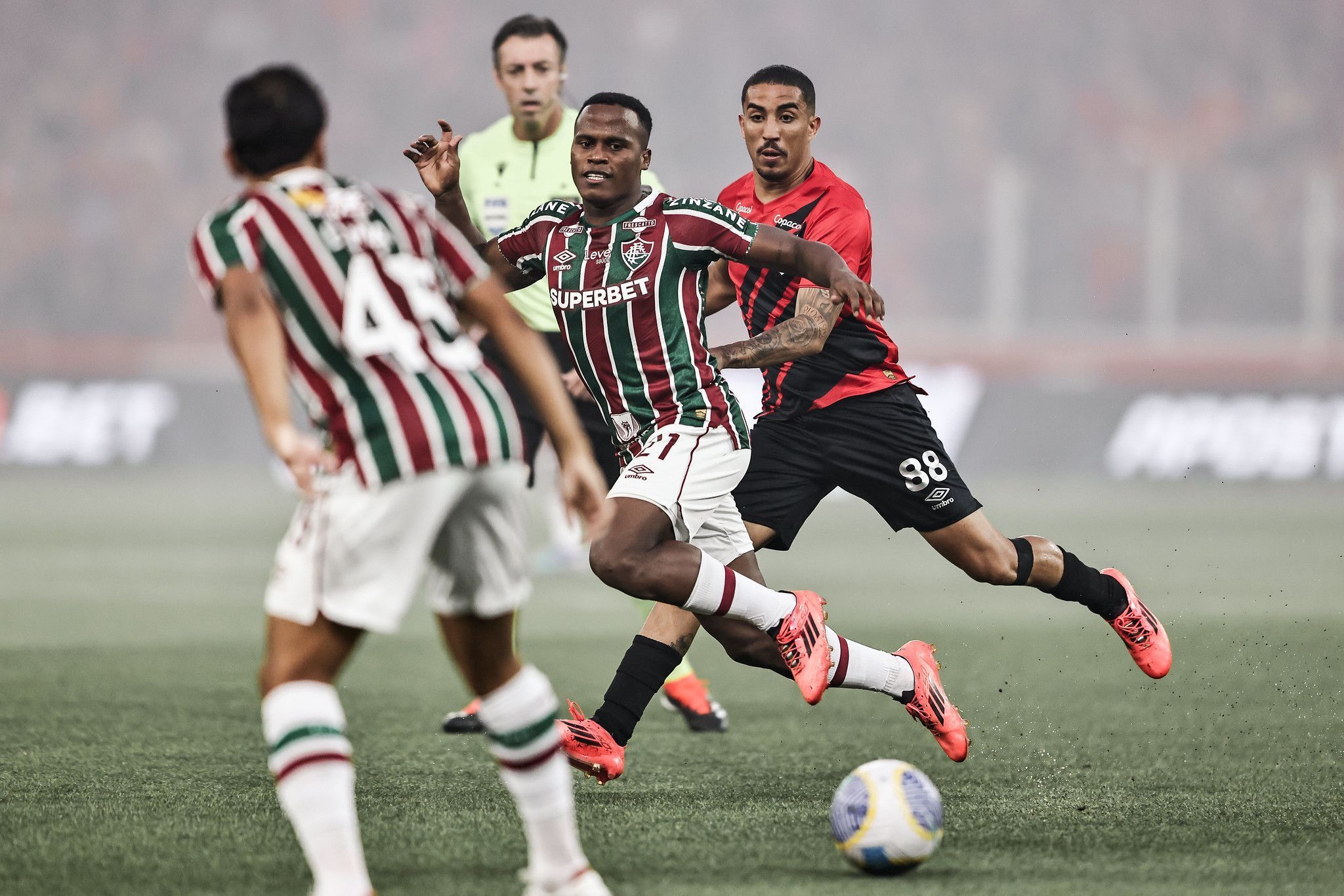 Athletico e Fluminense empatam e respiram na luta contra o rebaixamento