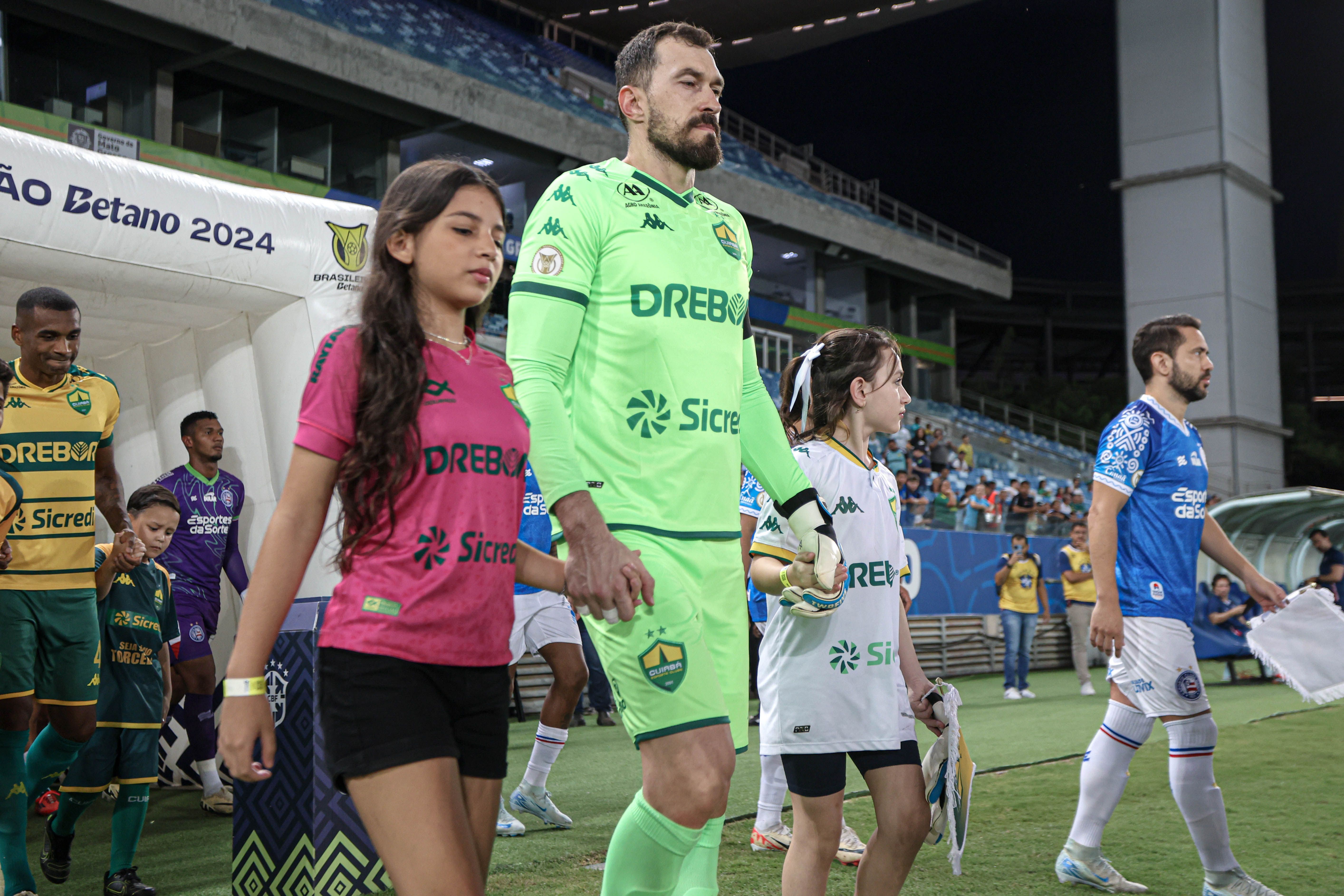 Rebaixado, Cuiabá se despede de goleiro Walter, ex-Corinthians
