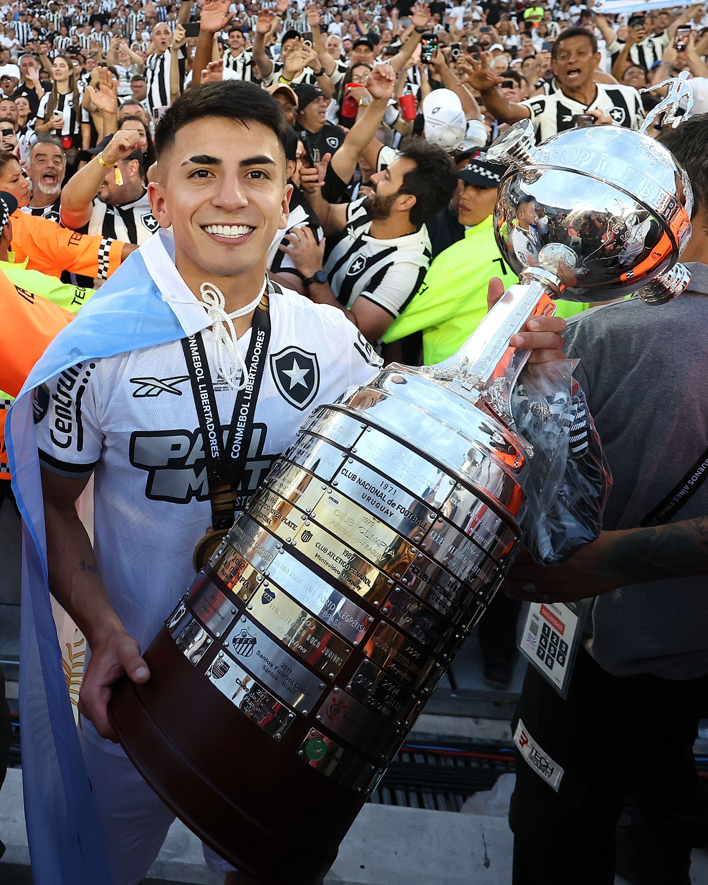 Almada fala sobre futuro no Botafogo e sonha com final contra o Real Madrid