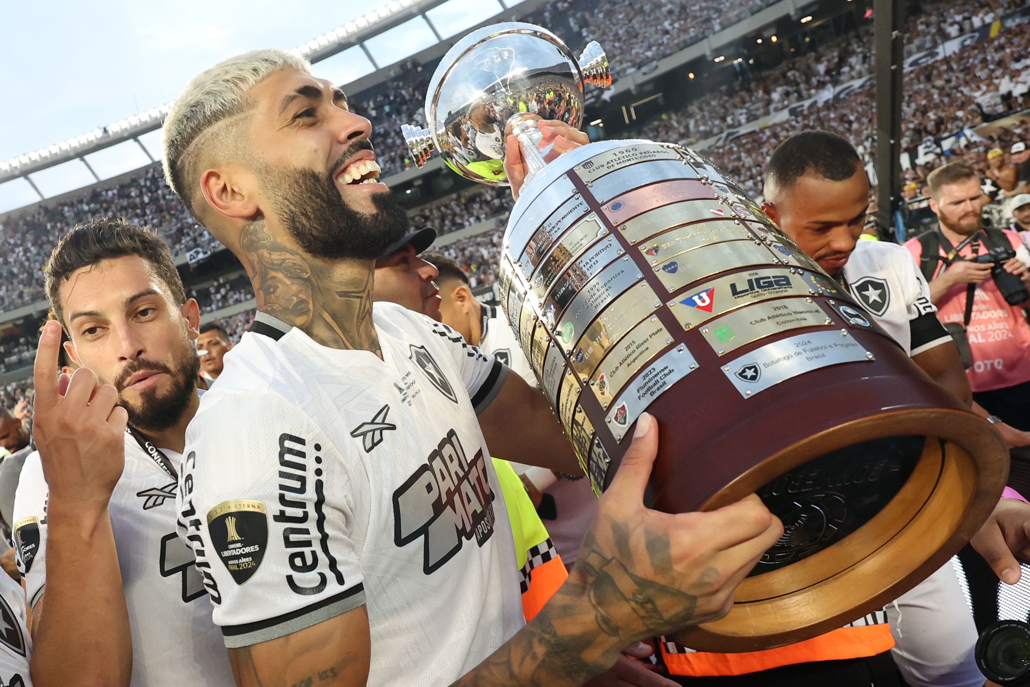 Botafogo volta a provocar Atlético e lembra declarações de Hulk e Deyverson