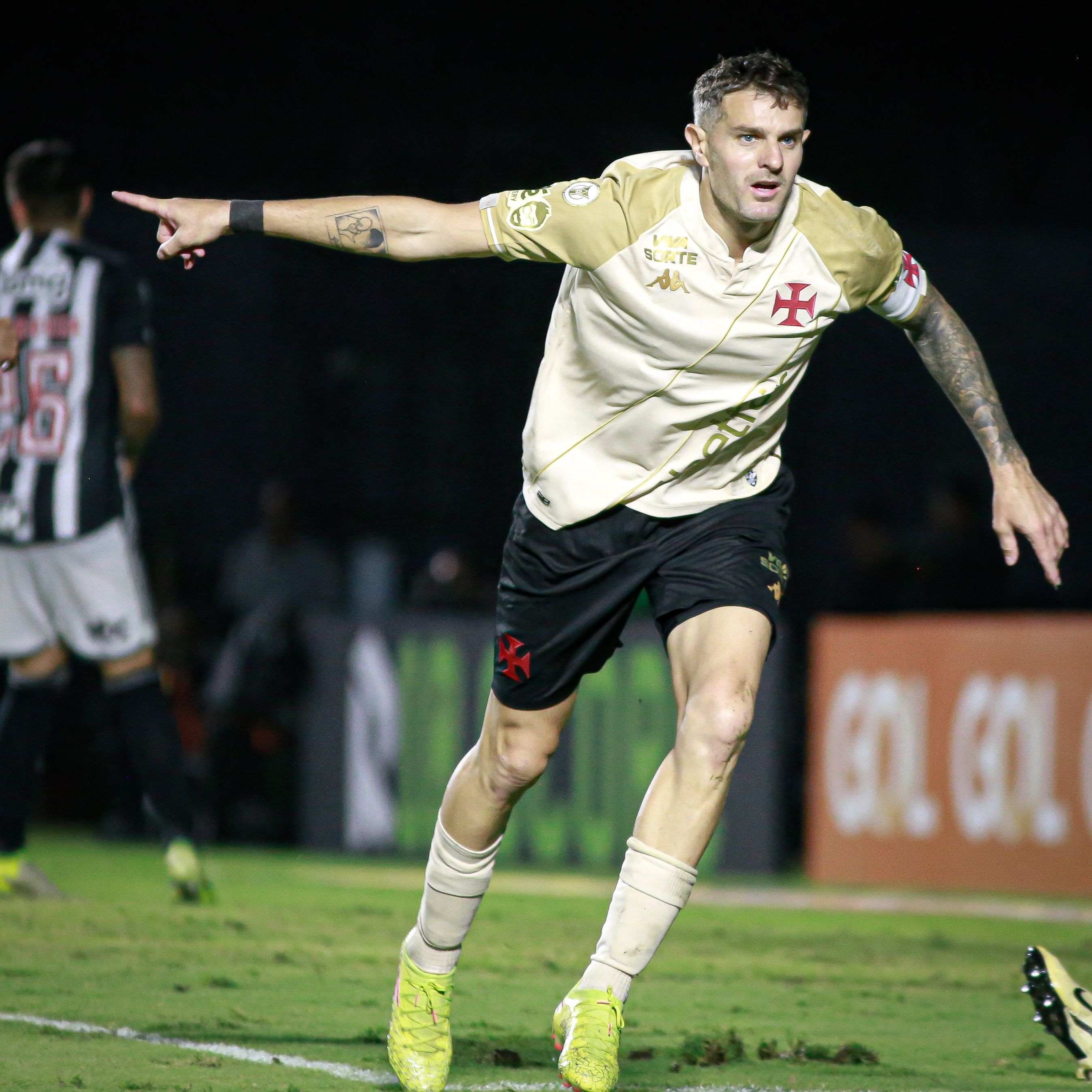 Vasco e Vegetti abrem negociações por melhorias no contrato do goleador