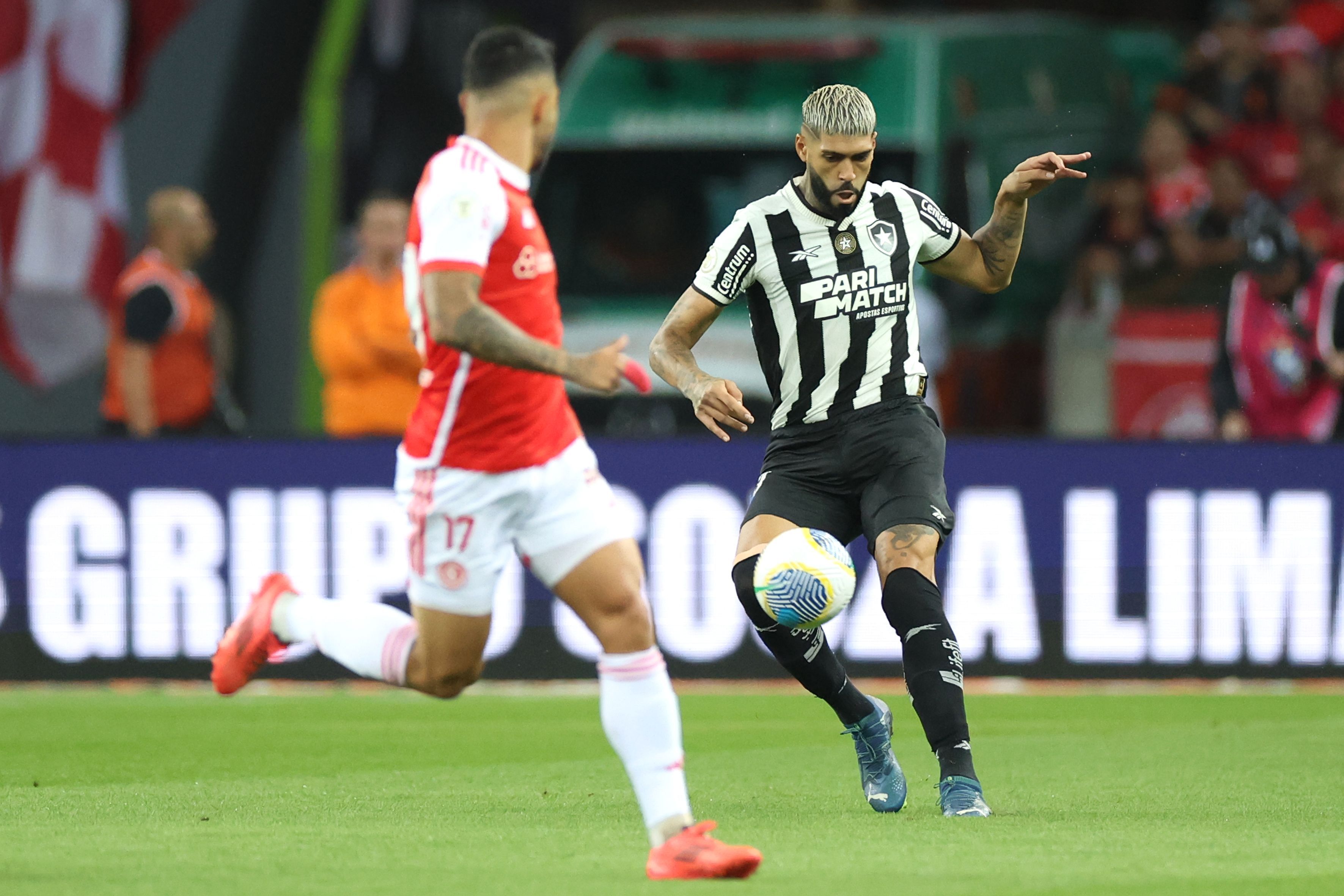 Botafogo perde titular para rodada final do Brasileirão, que lamenta: 'Sofro muito'