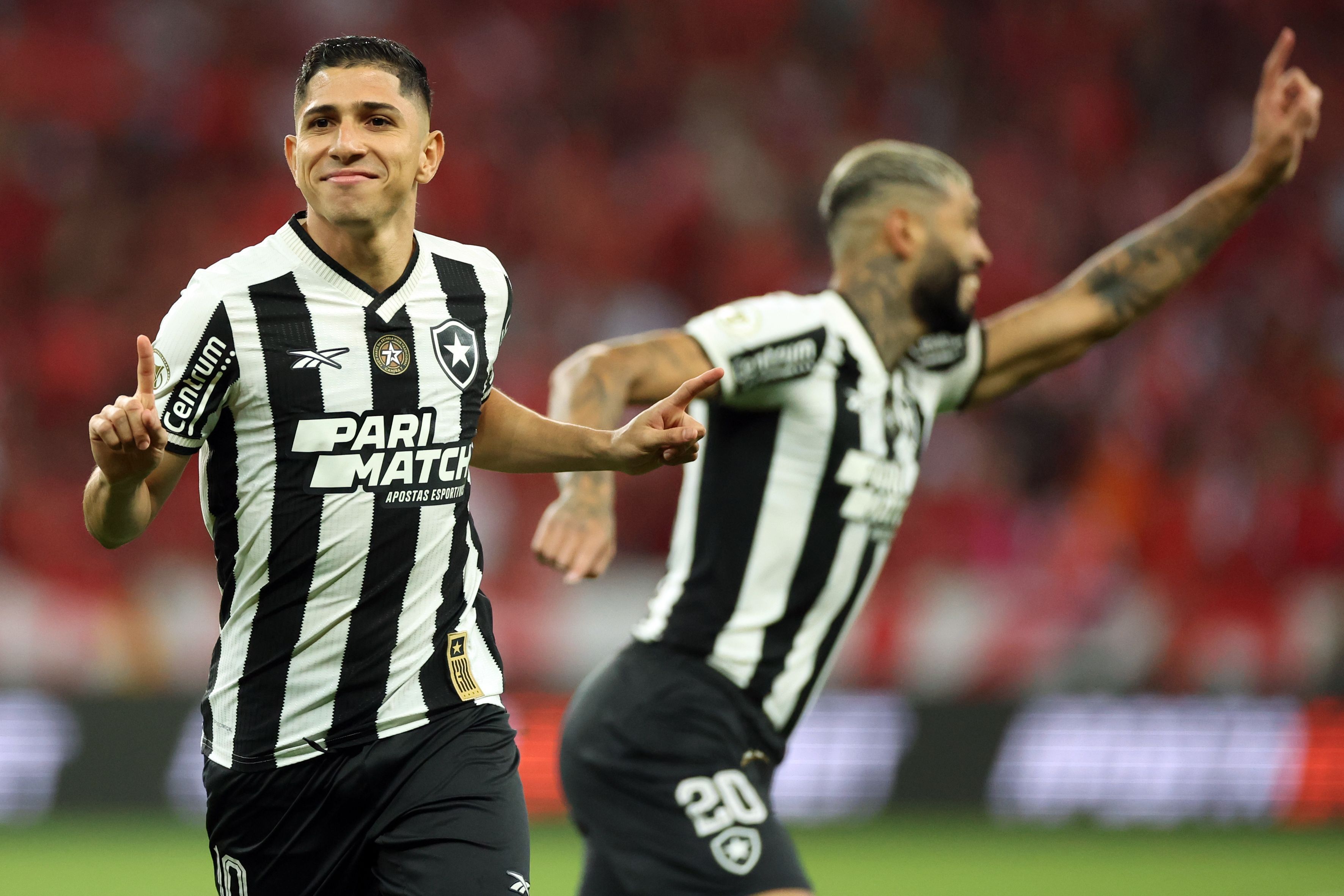 Botafogo vence o Internacional e fica a um empate do título do Brasileirão