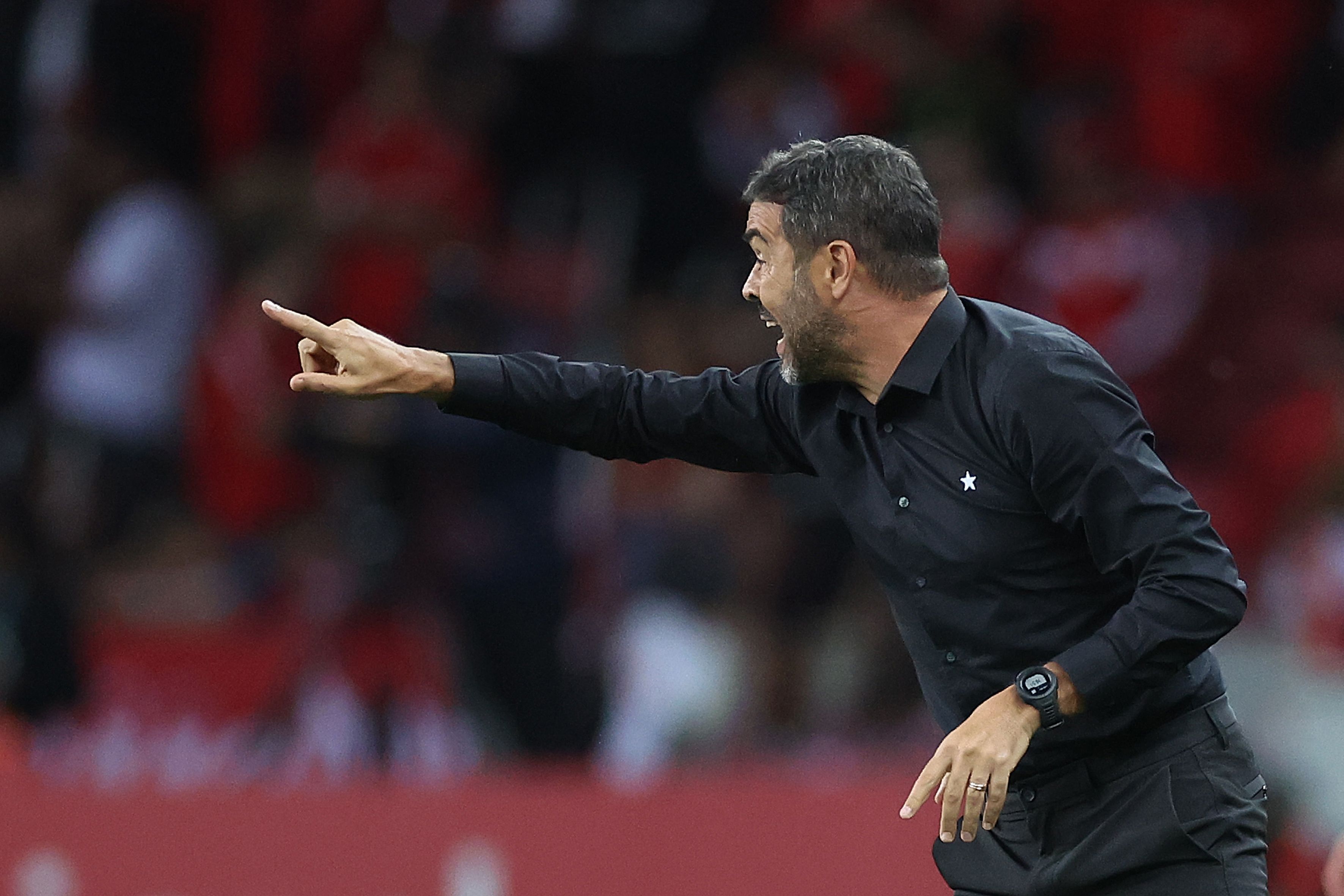 Artur Jorge exalta 'jogo de campeões' do Botafogo contra o Inter e valoriza final 'em casa'
