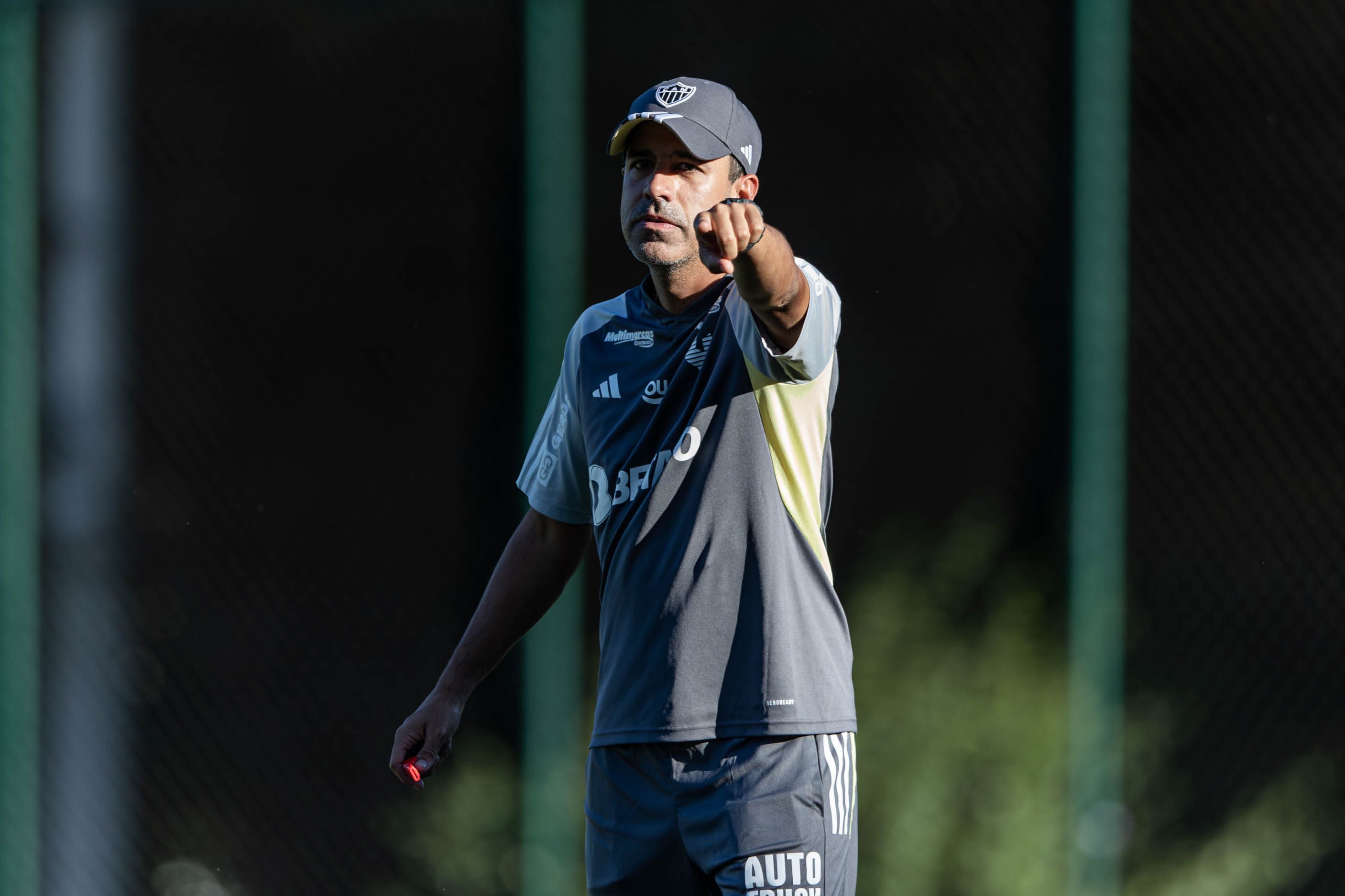 Sob olhares do presidente, titulares do Atlético têm 1º treino com 'substituto' de Milito