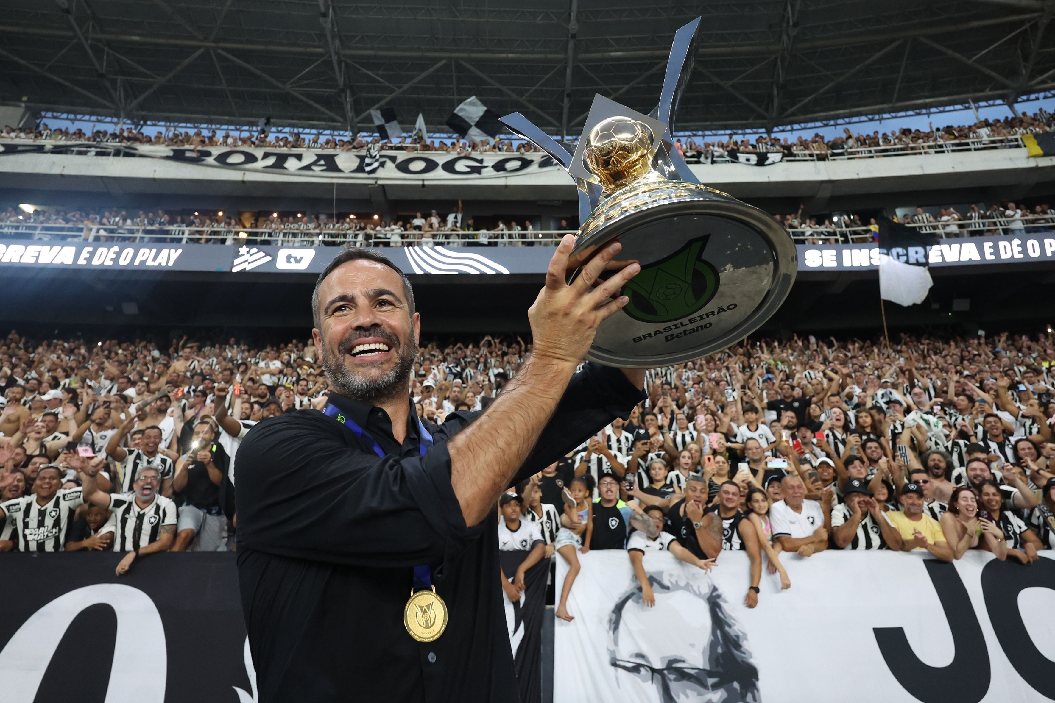 Técnico do Botafogo celebra dupla conquista e garante: ‘Sabemos tudo do Pachuca'