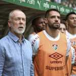 Aliviado, Mano Menezes dedica vitória para torcida do Fluminense: ‘Tínhamos uma dívida’
