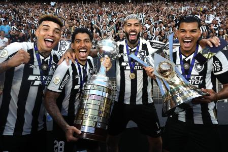Botafogo ergue a taça de campeão brasileiro de 2024; veja fotos