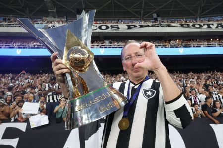 Botafogo ergue a taça de campeão brasileiro de 2024; veja fotos