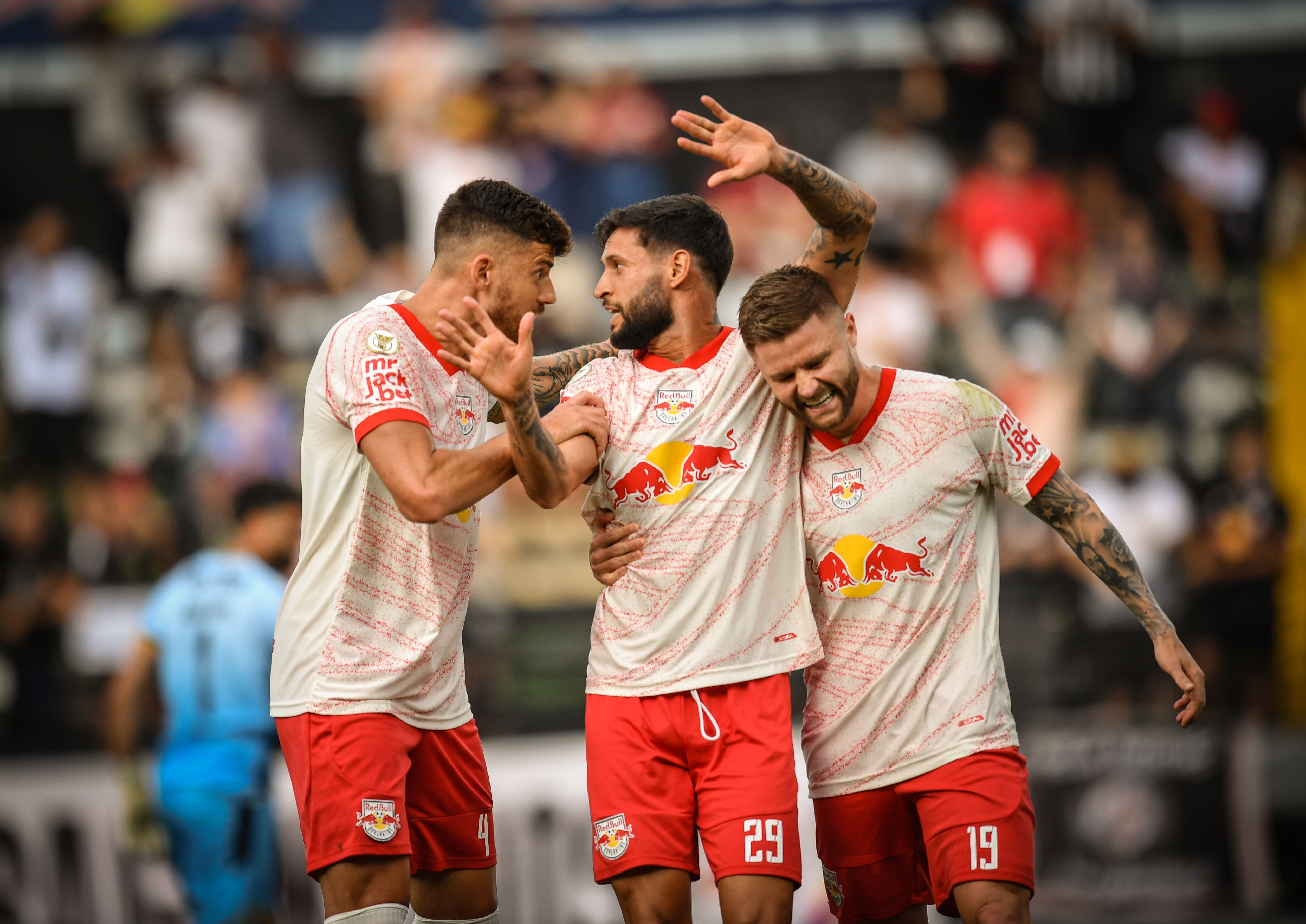 Bragantino goleia Criciúma e garante permanência na Série A de 2025