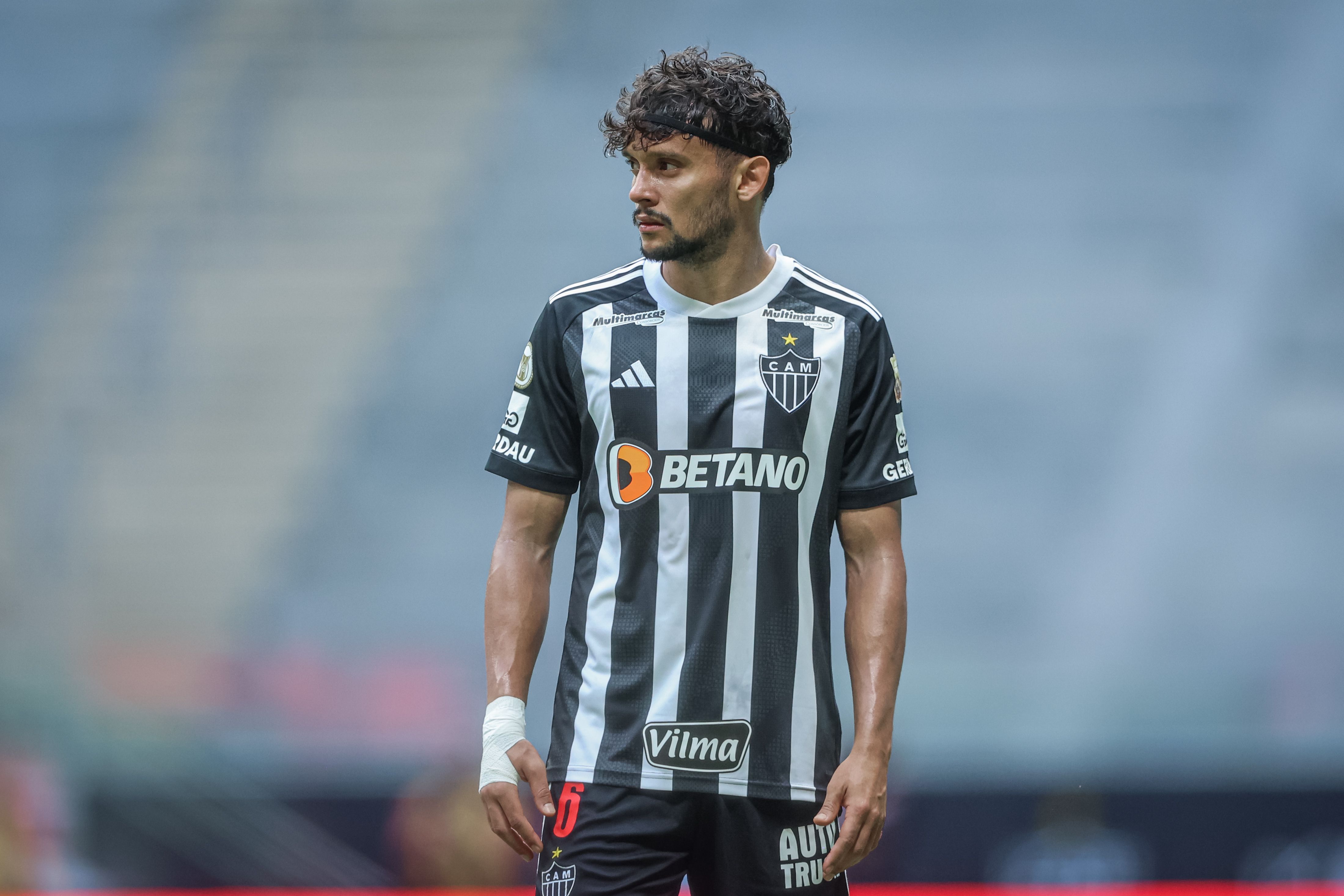 Thiago Silva faz convite para jogador do Atlético para retornar ao Fluminense
