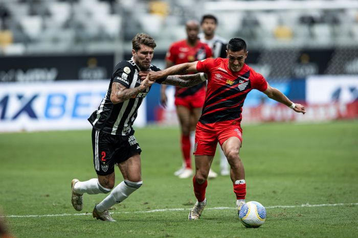 Lyanco em ação contra o Athletico-PR, em 8 de dezembro de 2024, na Arena MRV