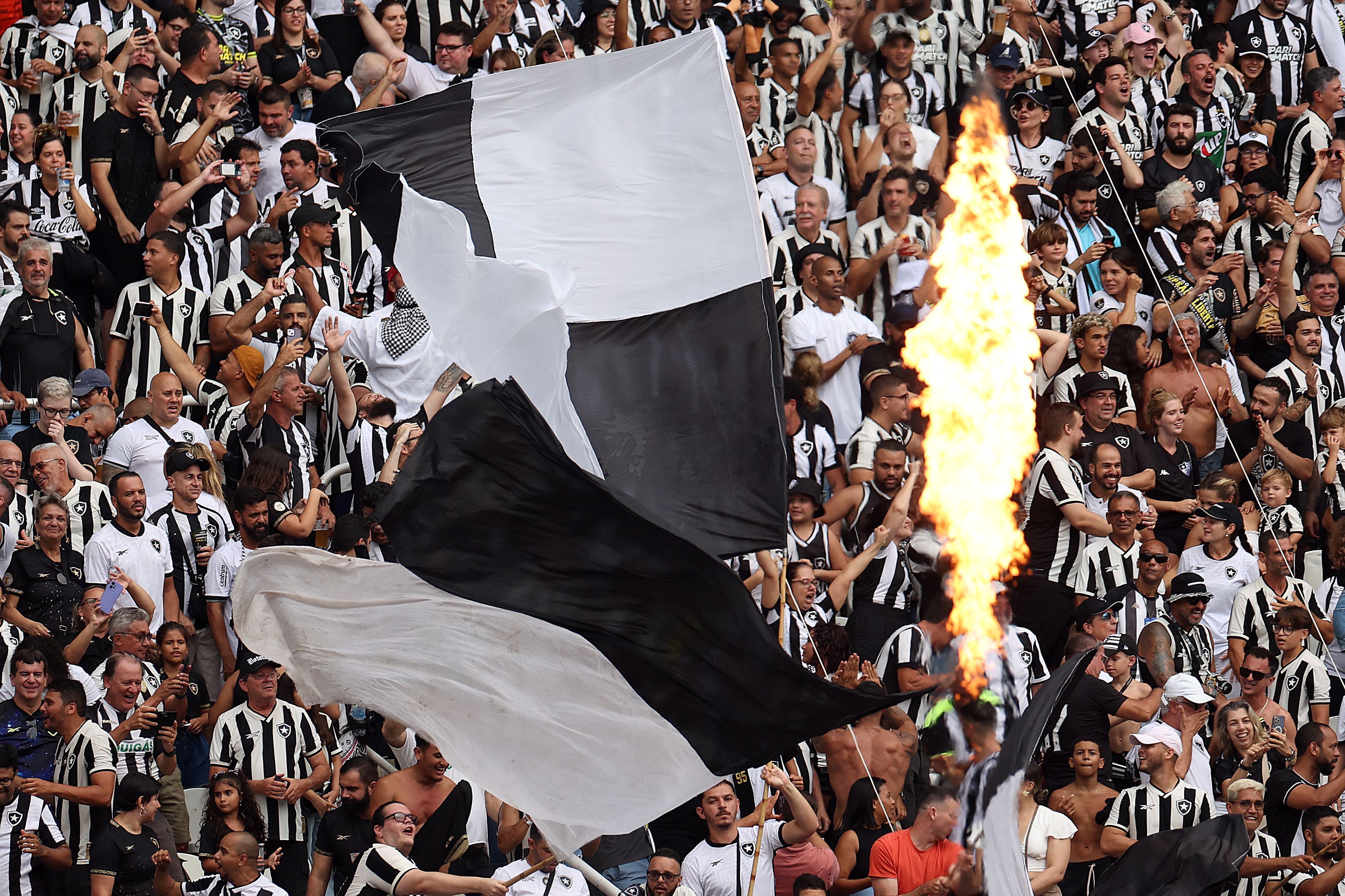 Campeão da Libertadores e do Brasileiro, Botafogo repete feito de Santos e Flamengo
