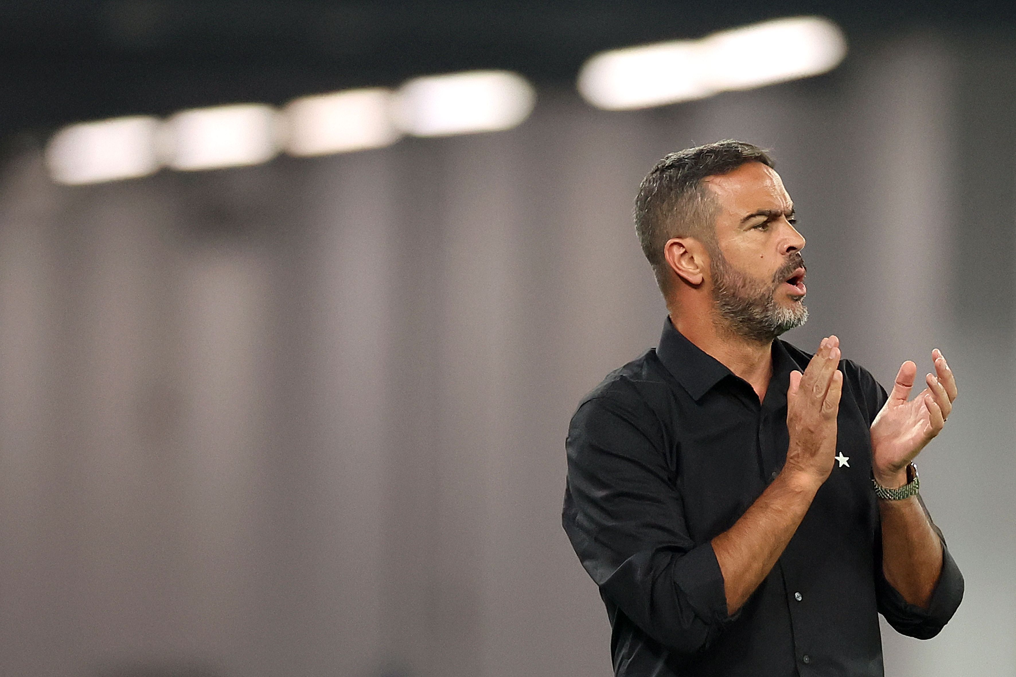 Artur Jorge evita culpar desgaste e faz mistério sobre futuro no Botafogo