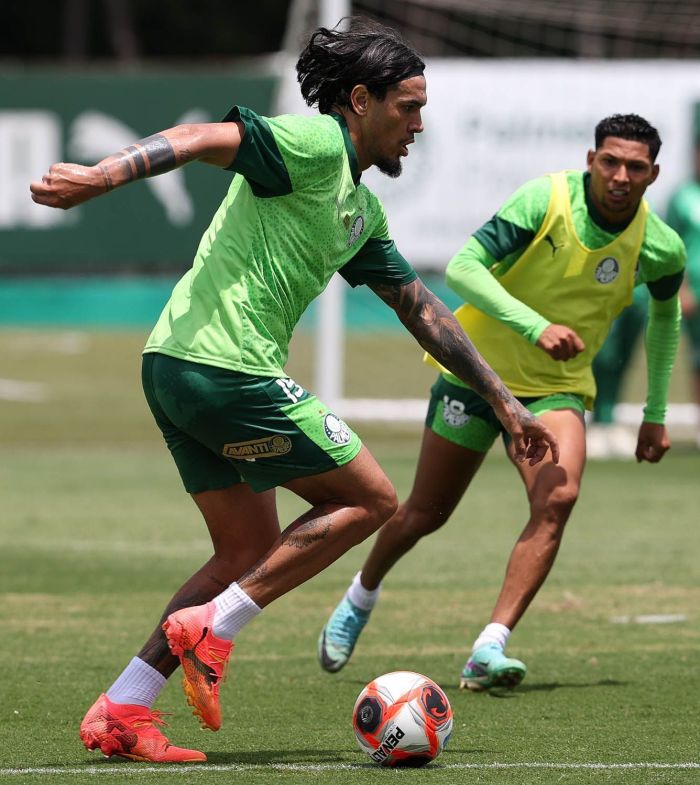 Gustavo Gómez durante treinamento na Academia de Futebol em 2025 Gustavo Gómez durante treinamento na Academia de Futebol em 2025