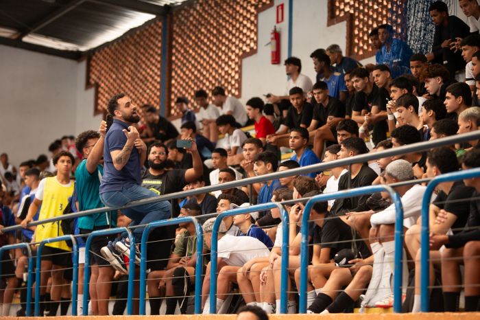Lucas Motta, CEO do Cruzeiro Futsal, conversa com candidatos da seletiva