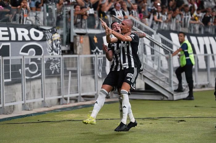 Dudu Cruz comemorando gol pelo Atlético no Mineirão