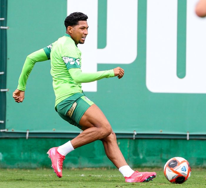 Rony treina no Palmeiras mesmo estando fora dos planos