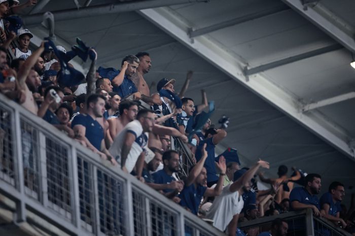 Torcida do Cruzeiro no setor visitante do Independência durante último clássico contra o América