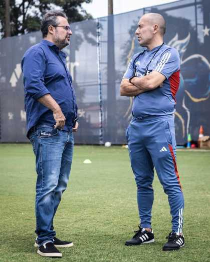 Leonardo Jardim durante treino do Cruzeiro na Toca da Raposa II