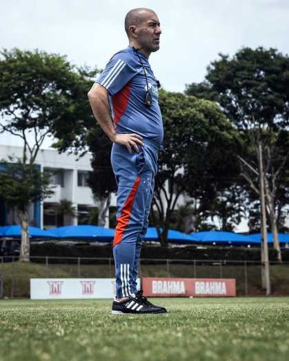Leonardo Jardim durante treino do Cruzeiro na Toca da Raposa II