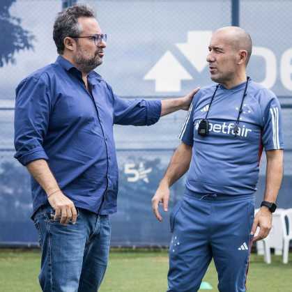 Leonardo Jardim durante treino do Cruzeiro na Toca da Raposa II