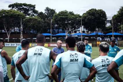 Leonardo Jardim durante treino do Cruzeiro na Toca da Raposa II