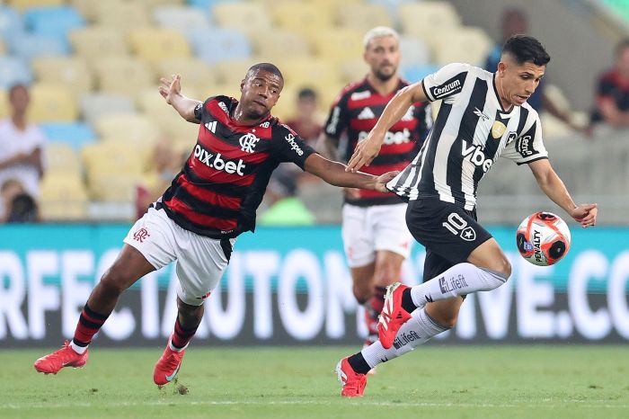 De La Cruz, do Flamengo, se desdobra na marcação de Savarino, do Botafogo