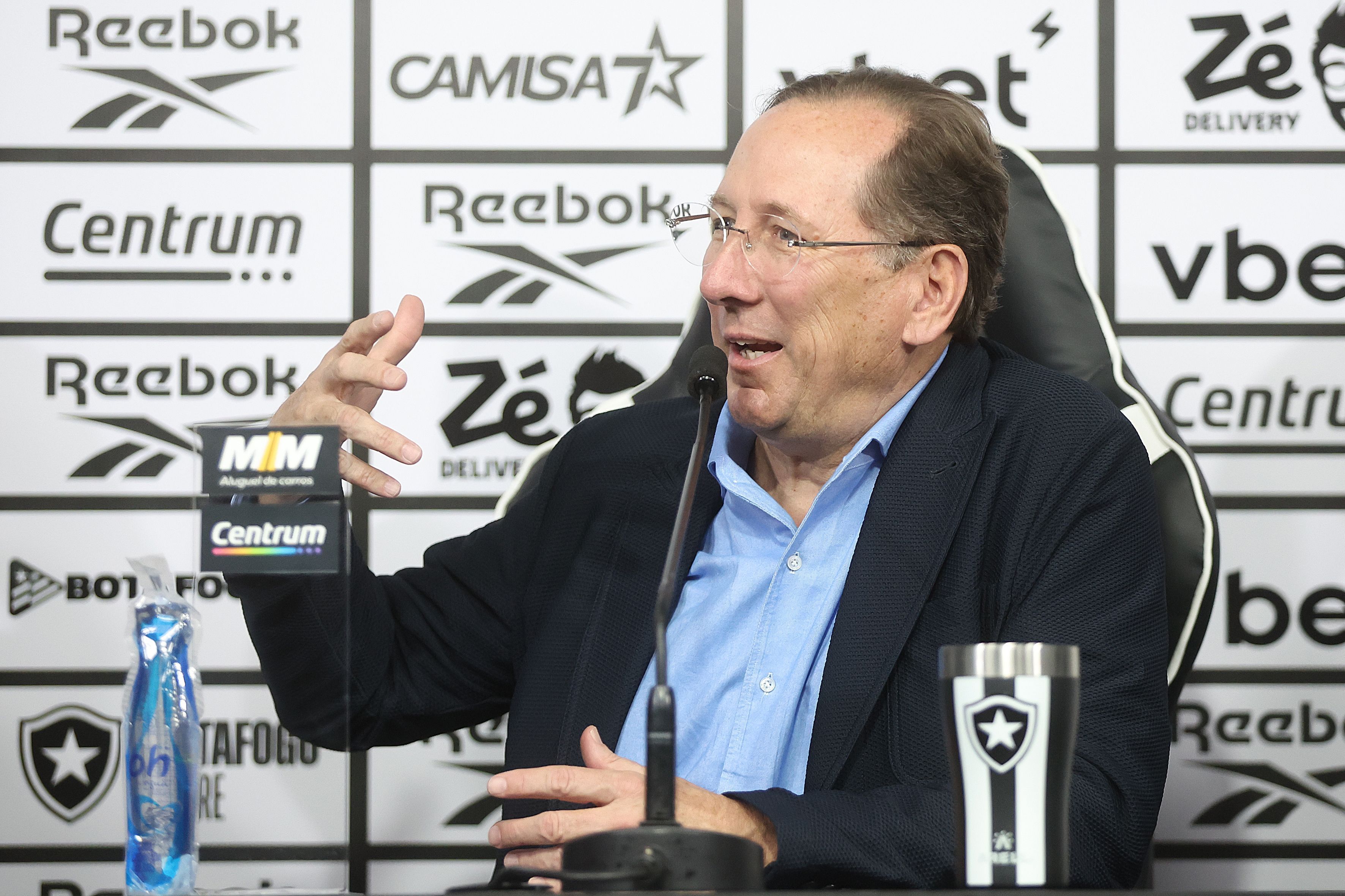 Textor afirma que não houve quebra de acordo na SAF do Botafogo: 'Não é o Vasco'