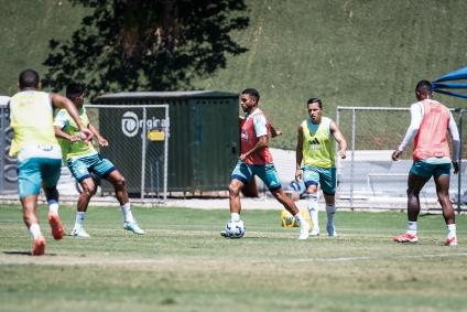 Imagens do treino do Cruzeiro, nesta segunda-feira (10), na Toca da Raposa II