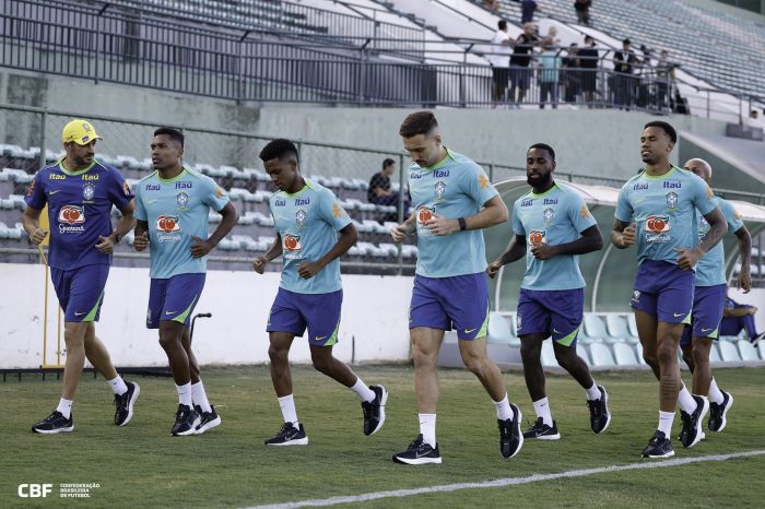 Estêvão ao lado de jogadores da Seleção Brasileira durante treinamento