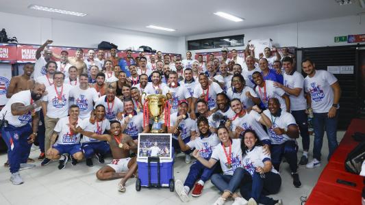 Elenco e estafe do Bahia comemoram título do Campeonato Baiano de 2025