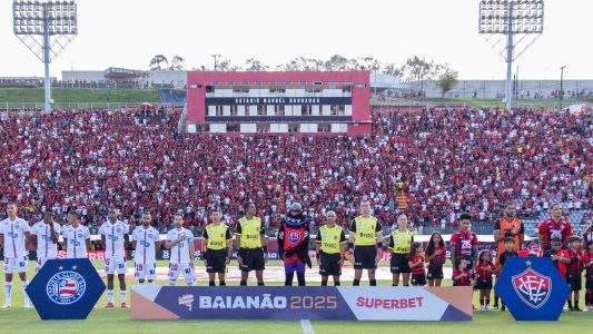 Jogadores de Bahia e Vitória ao lado da equipe de arbitragem no jogo de volta da final do Campeonato Baiano de 2025