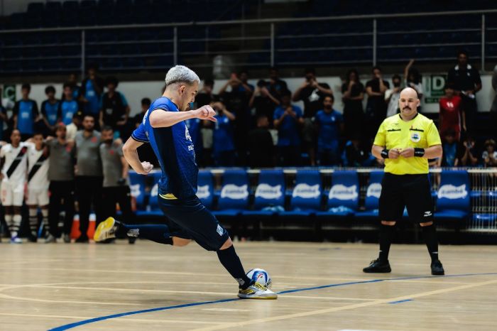 Léo Brandão bateu o pênalti decisivo para garantir o Minas nas oitavas de final da Copa do Brasil de Futsal