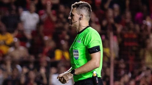 Árbitro Paulo César Zanovelli durante a final do Campeonato Pernambucano de 2025