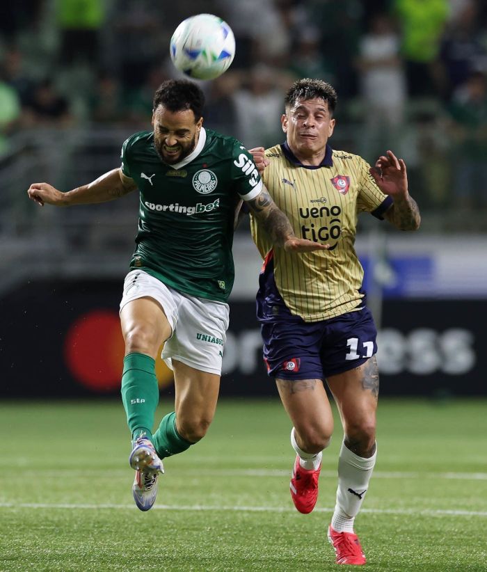Felipe Anderson, do Palmeiras, disputa jogada com atleta do Cerro Porteño