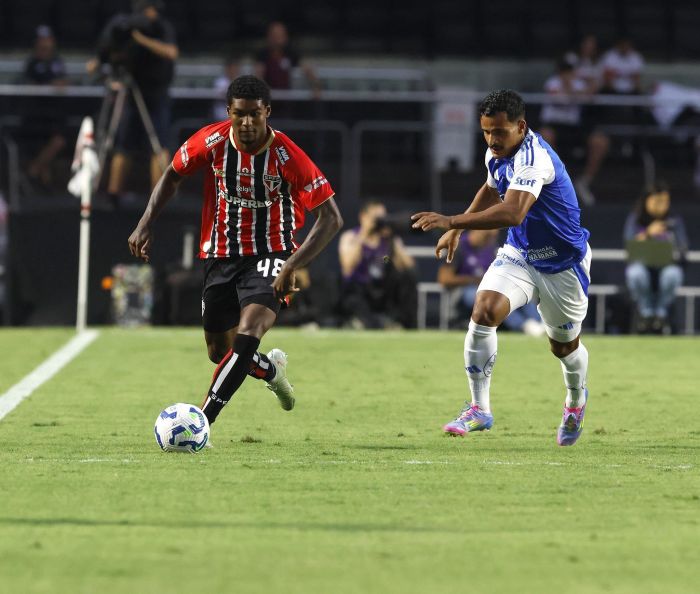 Lucas Ferreira disputa jogada com Kaiki em São Paulo x Cruzeiro